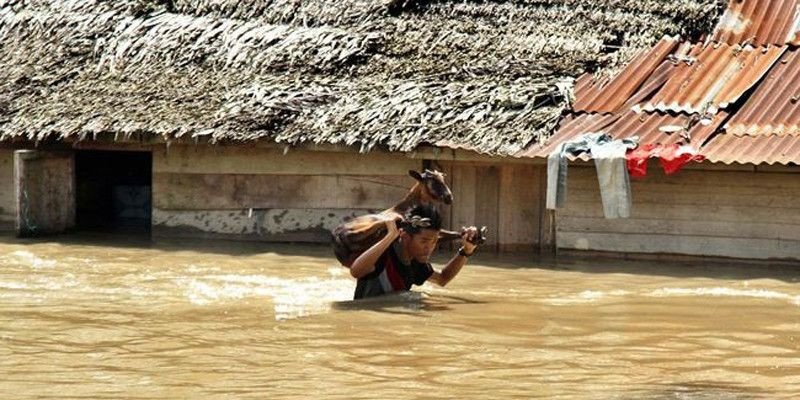 Momen banjir rob merendam pemukiman warga/Foto Istimewa