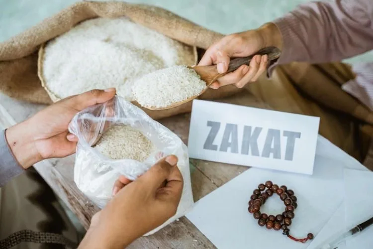 Ilustrasi pembayaran zakat fitrah di bulan Ramadan/Foto : Dok. Istimewa
