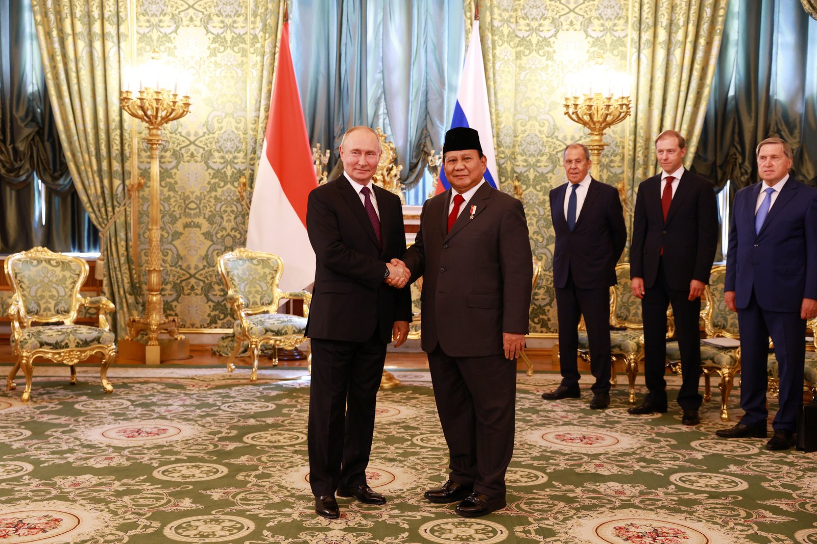 Presiden Indonesia Prabowo (kanan) saat bertemu Presiden Federasi Rusia Vladimir Putin (kiri). Foto: Instagram/prabowo