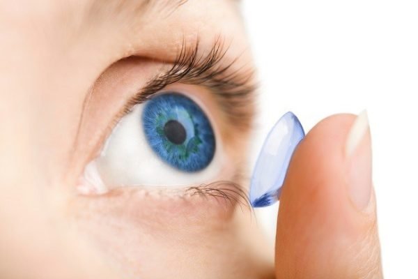 Ilustrasi pemakaian softlens (lensa kontak)/Foto : Dok. Freepik