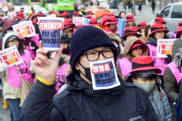 Viral Pria Korea Selatan Serukan Anti-Feminis, Berbeda Dengan di Drakor!
