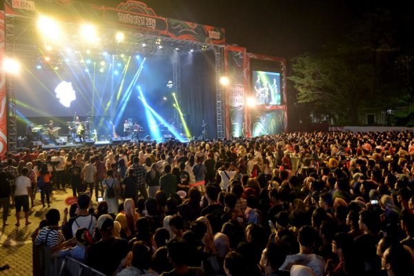 Ekonomi Indonesia Melemah dan Terus Deflasi, Kenapa Konser Tetap Ramai?