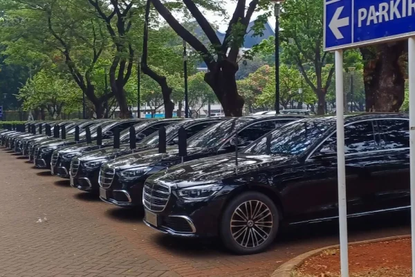 Puluhan Mercy S-Class Berjejer di Depan GBK, Untuk Menteri?