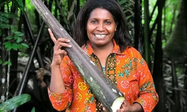 Yunita Ulim: Wanita Papua yang Ubah Daun Nipah Jadi Garam Hitam