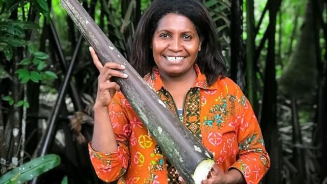 Yunita Ulim: Wanita Papua yang Ubah Daun Nipah Jadi Garam Hitam