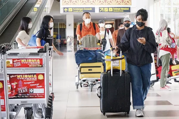 Wisatawan sedang bersiap-siap menaiki pesawat/Foto : Dok Istimewa