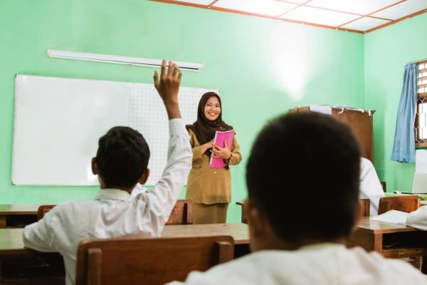 Momen guru sedang mengajar para siswanya/Foto : Dok Istimewa