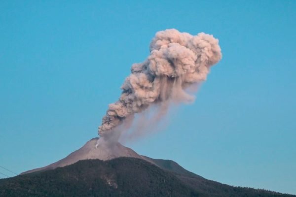 Gunung Lewotobi Laki-Laki Flores Timur Meletus, Ancam Ribuan Jiwa