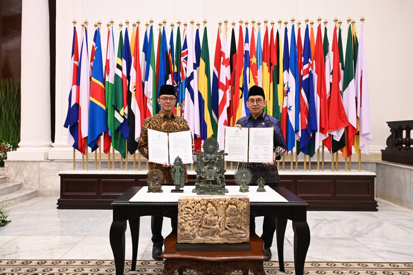 Menlu Sugiono Serah Terima 6 Objek Diduga Cagar Budaya Ke Menbud Fadli Zon