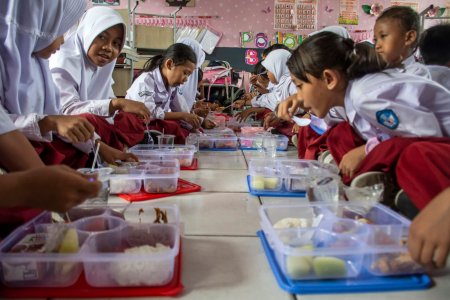 Viral Sekolah Wajibkan Siswa Beli Tempat Makan Program Makan Bergizi Gratis