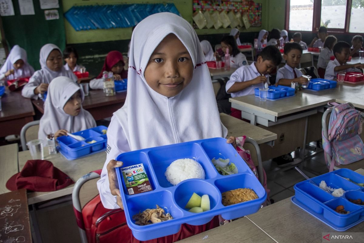 Anggaran Makan Bergizi Gratis di Sejumlah Daerah Pakai Dana Pribadi Prabowo?