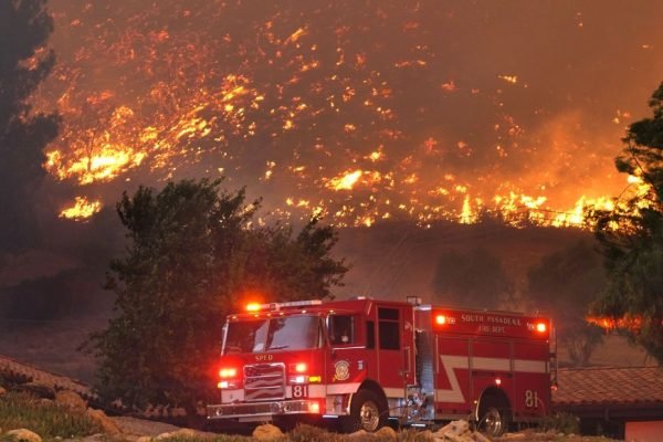 Los Angeles Kebakaran Hebat, Rumah Paris Hilton Kena Imbasnya!