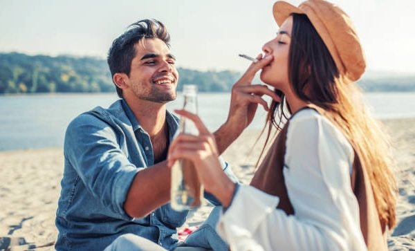 Penelitian: Lakukan Kebiasaan Buruk Dengan Pasangan Bisa Tingkatkan Kedekatan Emosional