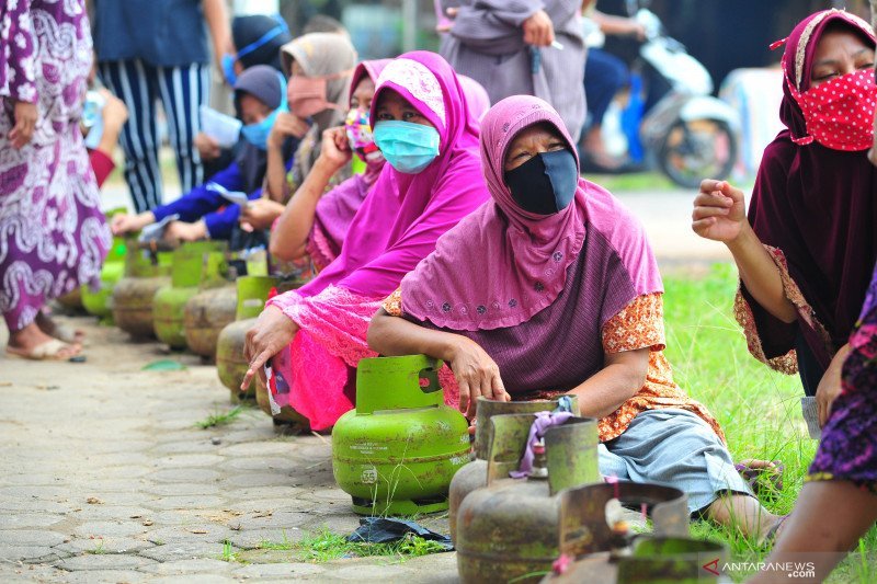 Penjualan Gas LPG 3 Kg Dibatasi, Warga Rela Antre Dari Subuh!