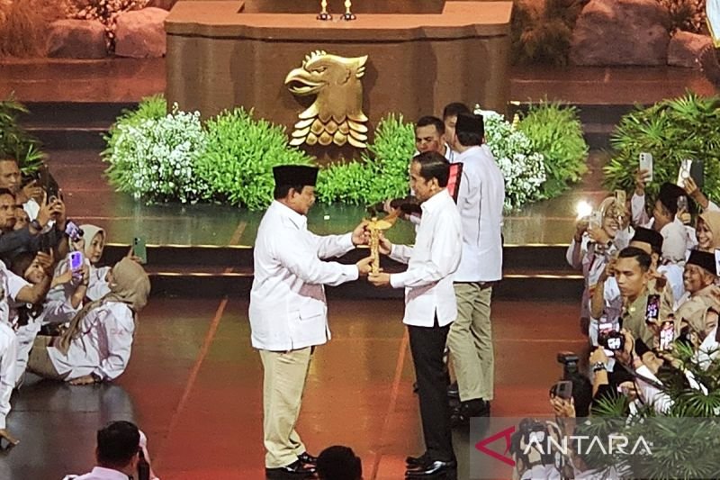 Prabowo Berikan Jokowi Keris, Tanda Persahabatan Erat