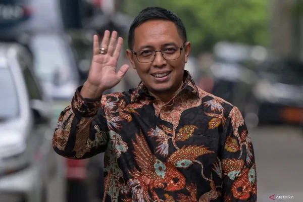 Beda Tanggapan Pihak Istana Presiden dan Wamenaker Soal Tren #KaburAjaDulu