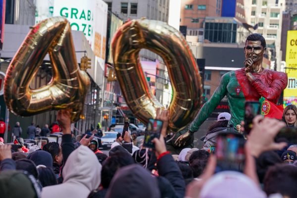 Patung Raksasa Cristiano Ronaldo Diresmikan di Times Square