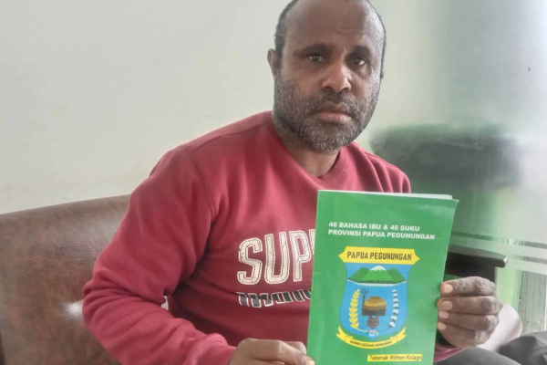 Tabenak Withen Kolago: Pencipta Buku Matematika Dengan Bahasa Papua