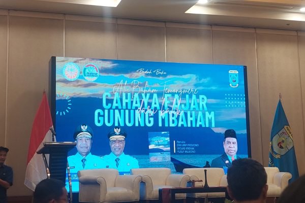 Buku ‘Cahaya Fajar dari Balik Gunung Mbaham’: Kisah Hidup Ali Baham Temongmere