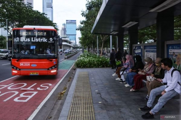 15 Golongan yang Digratiskan Pemprov DKI Naik Transportasi Umum