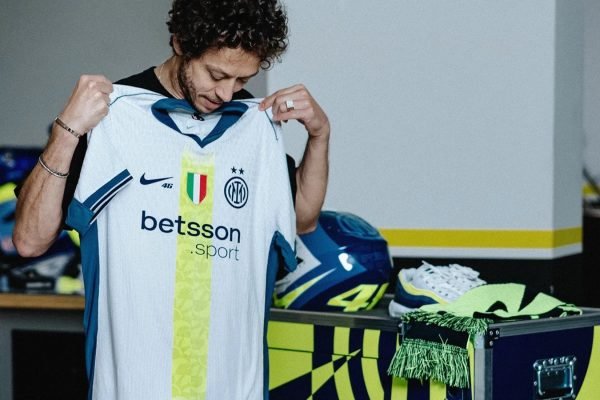 Ultah Ke-46, Valentino Rossi Rilis Jersey Kolaborasi Bersama Inter Milan dan Nike