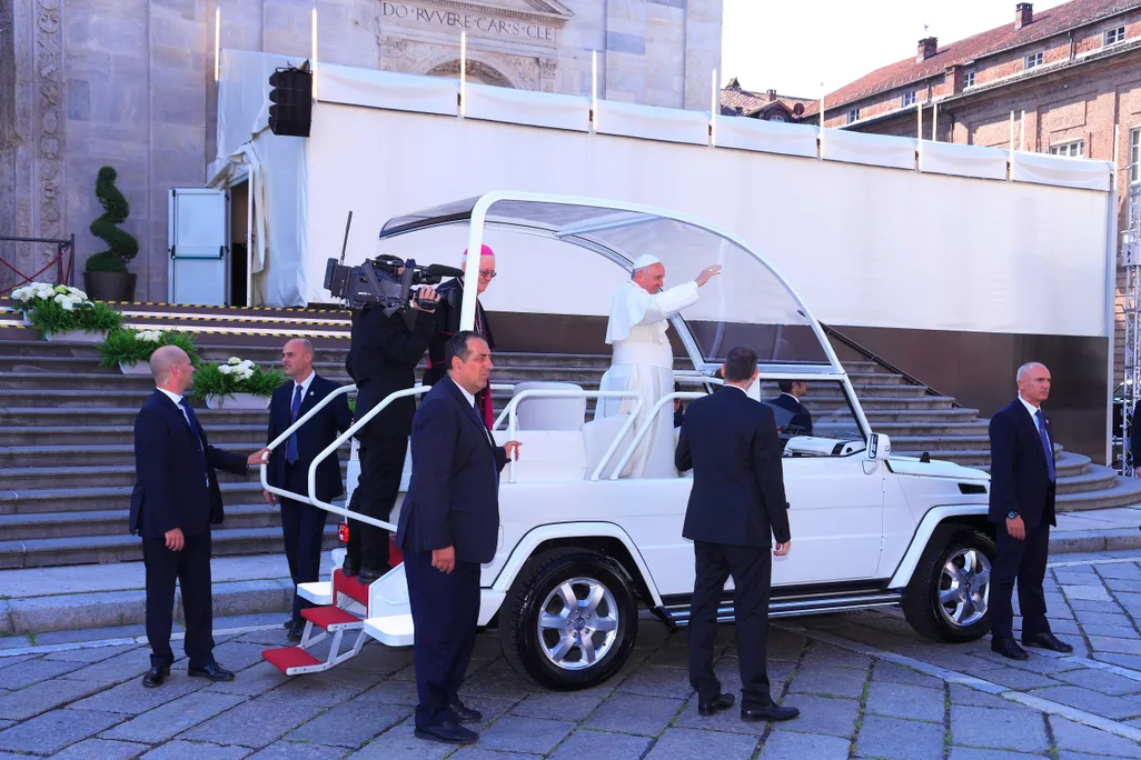 Salut! Paus Fransiskus Hadiahkan Popemobile Untuk Anak-Anak Palestina