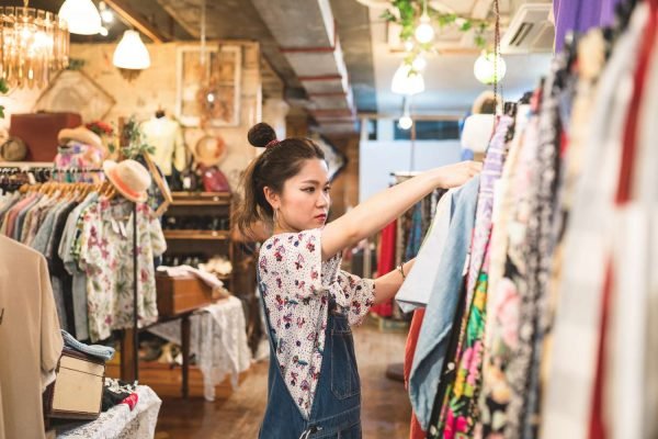Penelitian: Wanita Rata-Rata Habiskan Waktu 17 Menit Untuk Pilih Baju