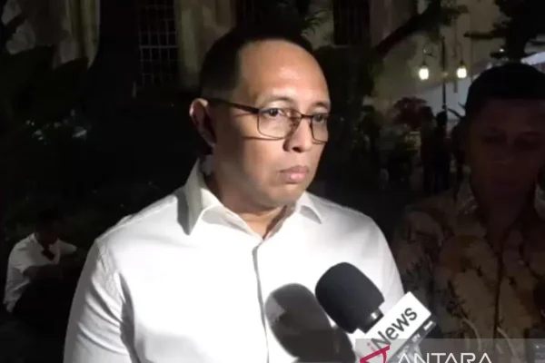 Prabowo Minta Hasan Nasbi Tak Resign Dari Jabatannya