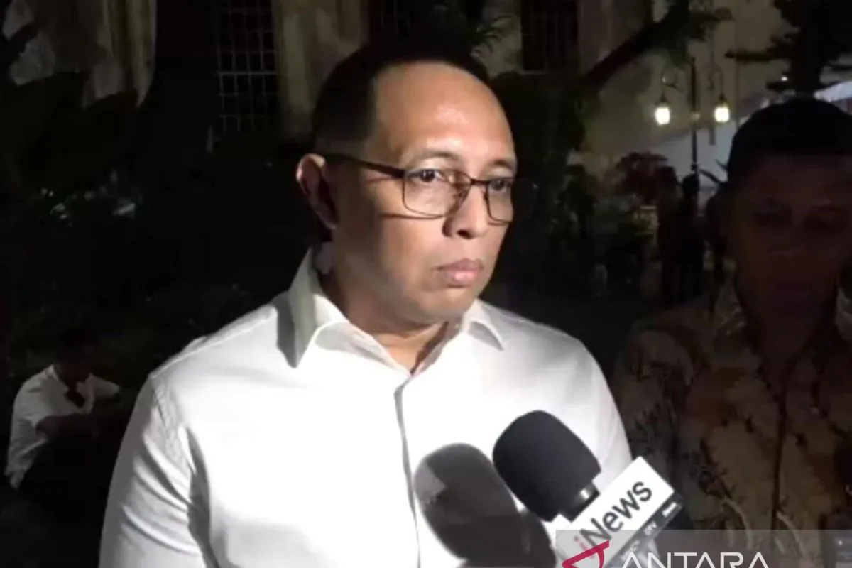 Prabowo Minta Hasan Nasbi Tak Resign Dari Jabatannya