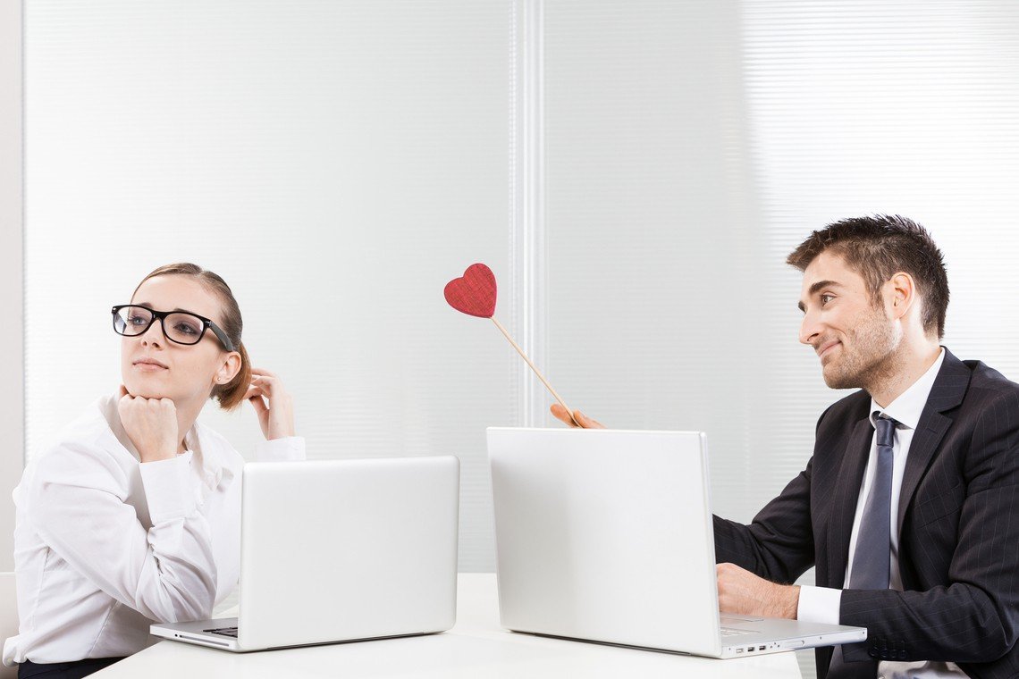 Bolehkah Menikah Dengan Teman Sekantor? Ini Aturan Dari Kemnaker!