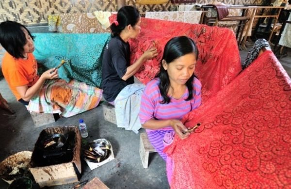 4 Desa Penghasil Kain Khas Tercantik di Indonesia