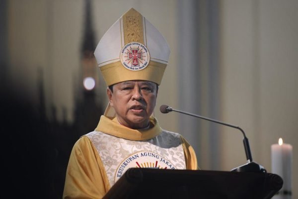 Ikuti Konklaf, Kardinal Ignatius Suharyo Beri Berkat Untuk Lansia di Vatikan