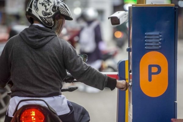 Gubernur Pramono Anung Naikkan Tarif Parkir di Jakarta?