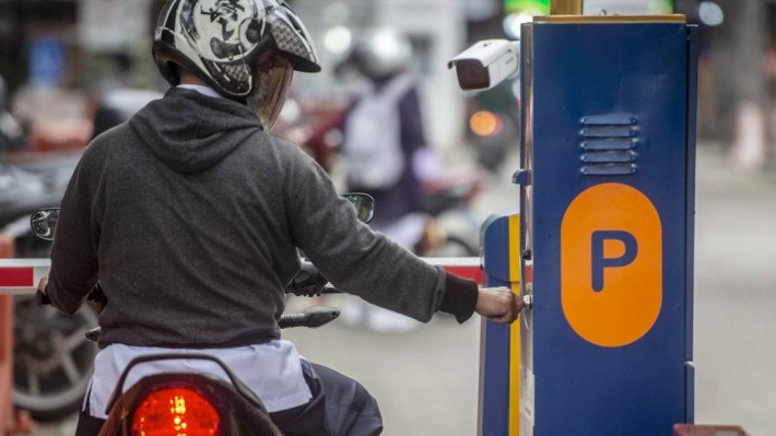 Gubernur Pramono Anung Naikkan Tarif Parkir di Jakarta?