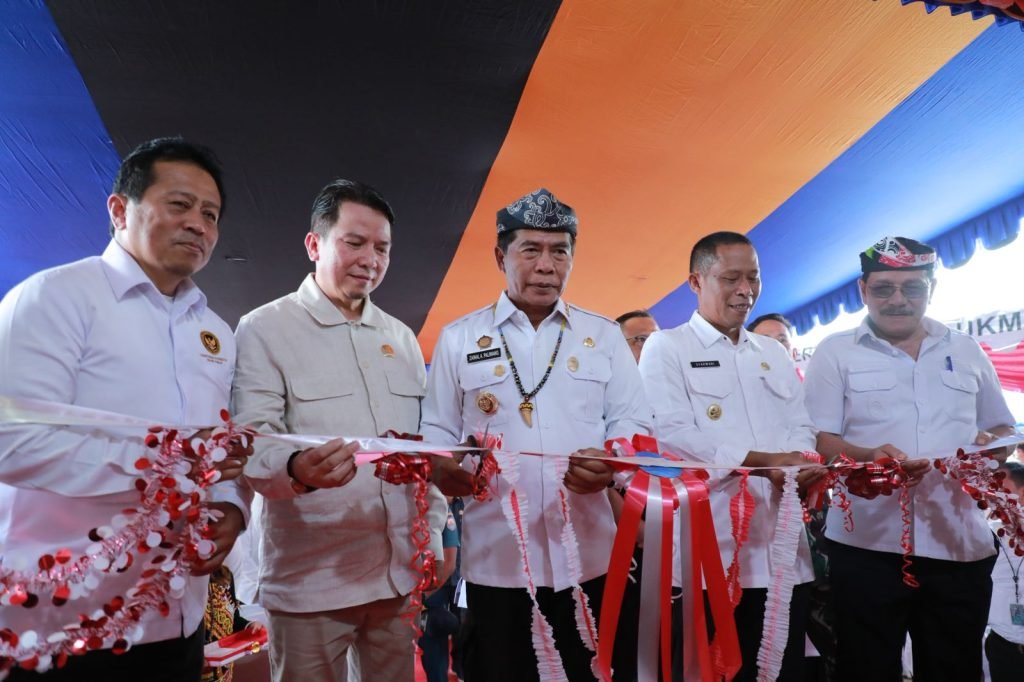 Gubernur Kaltara, Dr. H. Zainal A. Paliwang, S.H., M.Hum (tengah) bersama sejumlah pejabat Pemprov Kaltara meresmikan Gerai Koperasi Desa Merah Putih (KDMP) di Desa Apung, Kabupaten Bulungan, Senin (21/7). Foto: Dok. Pemprov Kaltara