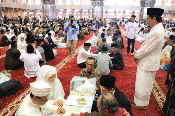 Menag Nasaruddin Umar saat menyaksikan nikah massal di Masjid Istiqlal/Foto : Dok. Kemenag RI
