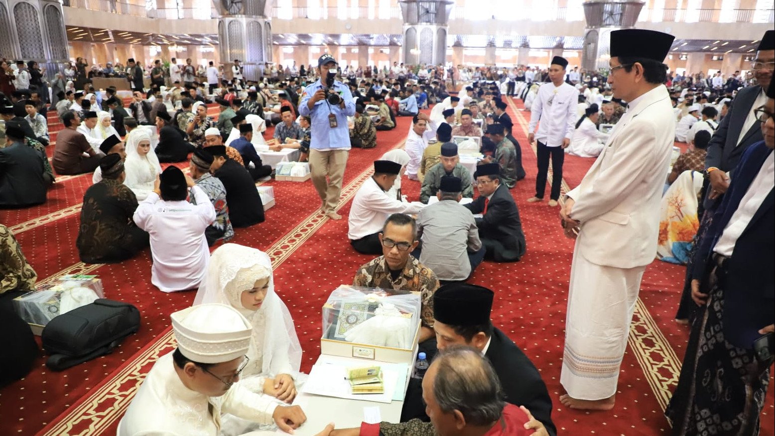 Menag Nasaruddin Umar saat menyaksikan nikah massal di Masjid Istiqlal/Foto : Dok. Kemenag RI