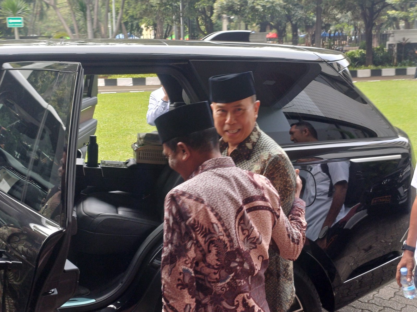 Gubernur Sulawesi Tenggara (Sultra) Andi Sumangerukka usai melakukan konsultasi dengan Kementerian Agama (Kemenag), di Kantor Kemenag, Kamis (17/7). Foto: GPriority/Dimas A Putra
