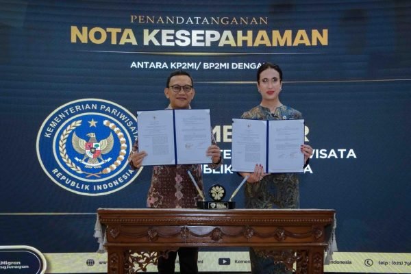 Penandatanganan MoU oleh Menteri Pariwisata, Widiyanti Putri Wardhana (kanan) dan Menteri Pelindungan Pekerja Migran Indonesia, Abdul Kadir Karding (kiri) di Kantor Kementerian P2MI, Jakarta, Senin (14/7). Foto: dok.Kemenpar