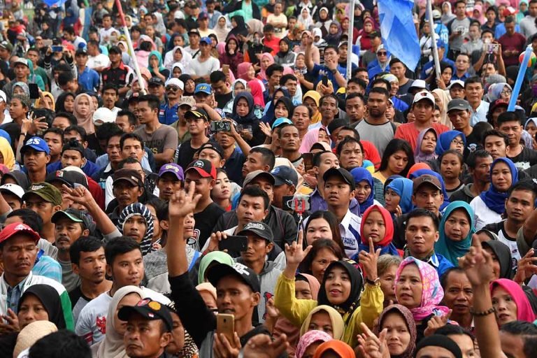 Berdasarkan indikator kemiskinan internasional World Bank dengan ambang US$8,30 per orang per hari, sekitar 64,2 persen penduduk Indonesia atau sekitar 184,9 juta orang berada di bawah standar tersebut/Foto : Dok. AP Photos