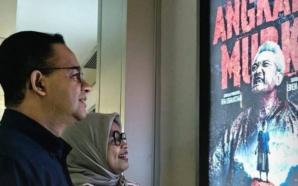 Anies Baswedan bersama sang istri saat menonton salah satu film Indonesia di bioskop/Foto : Instagram @aniesbaswedan