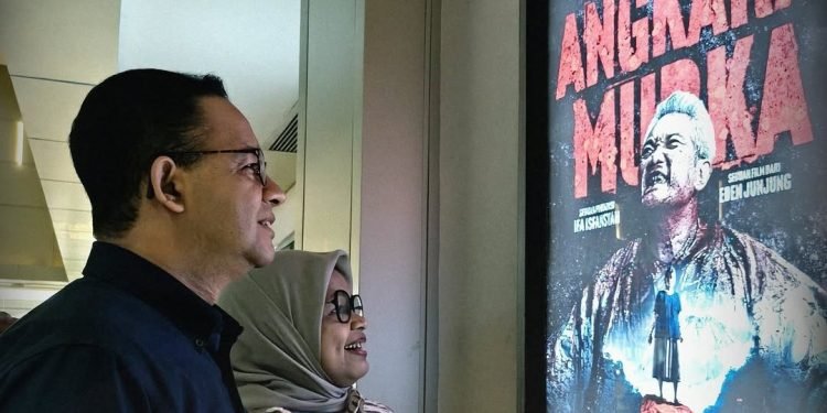 Anies Baswedan bersama sang istri saat menonton salah satu film Indonesia di bioskop/Foto : Instagram @aniesbaswedan