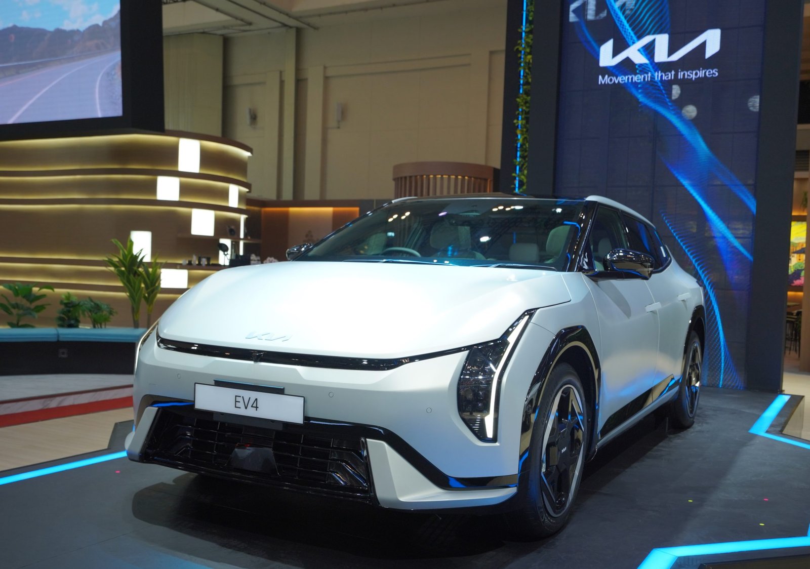 Kia EV4 tampil perdana di GIIAS 2025. Foto: Dok.KIA