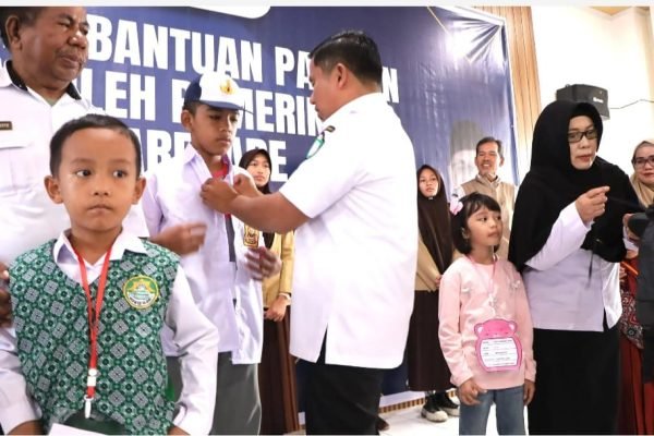 Wali Kota Parepare, Tasming Hamid saat menyerahkan bantuan seragam sekolah gratis kepada siswa. Foto: istimewa