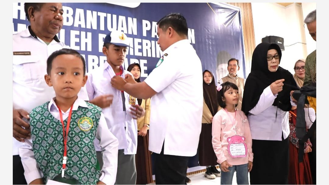 Wali Kota Parepare, Tasming Hamid saat menyerahkan bantuan seragam sekolah gratis kepada siswa. Foto: istimewa