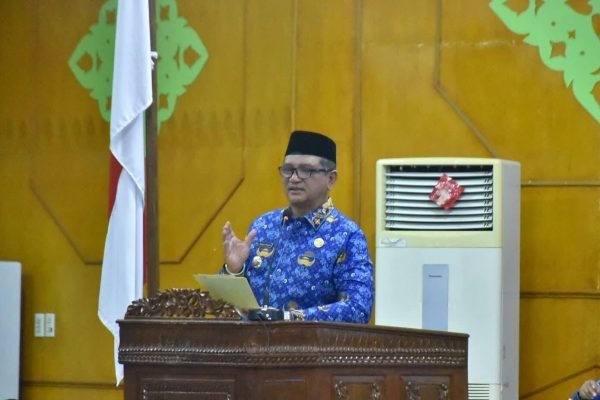 Bupati Aceh Tamiang, Aceh, Armia Pahmi, memberikan sambutan saat melakukan silaturahmi bersama kepala sekolah se Kabupaten Aceh Tamiang, Kamis (17/7). Foto: GPriority/Zulfitra