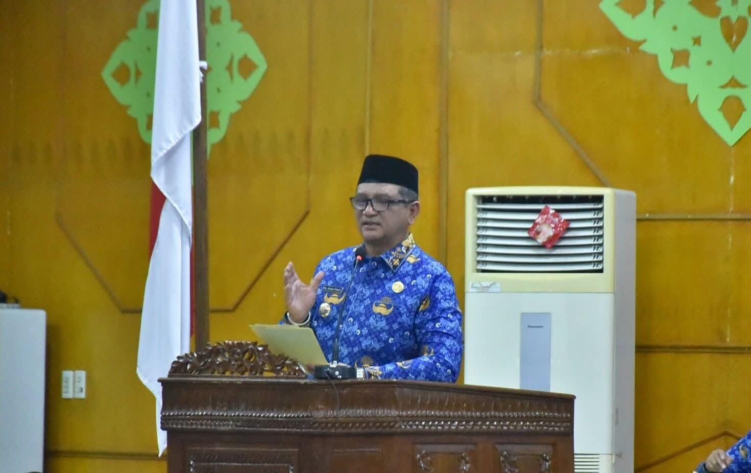 Bupati Aceh Tamiang, Aceh, Armia Pahmi, memberikan sambutan saat melakukan silaturahmi bersama kepala sekolah se Kabupaten Aceh Tamiang, Kamis (17/7). Foto: GPriority/Zulfitra