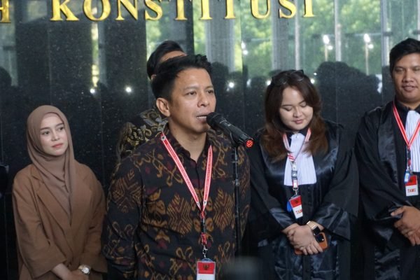 Ariel bersama sejumlah musisi dan kuasa hukum saat konferensi pers usai mengikuti sidang lanjutan uji materi Undang-Undang Nomor 28 Tahun 2014 tentang Hak Cipta di Mahkamah Konstitusi, Selasa (22/7). Foto: GPriority/Dimas A Putra