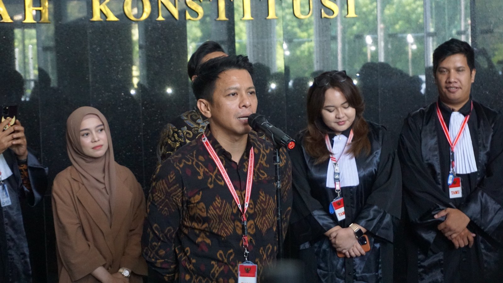 Ariel bersama sejumlah musisi dan kuasa hukum saat konferensi pers usai mengikuti sidang lanjutan uji materi Undang-Undang Nomor 28 Tahun 2014 tentang Hak Cipta di Mahkamah Konstitusi, Selasa (22/7). Foto: GPriority/Dimas A Putra