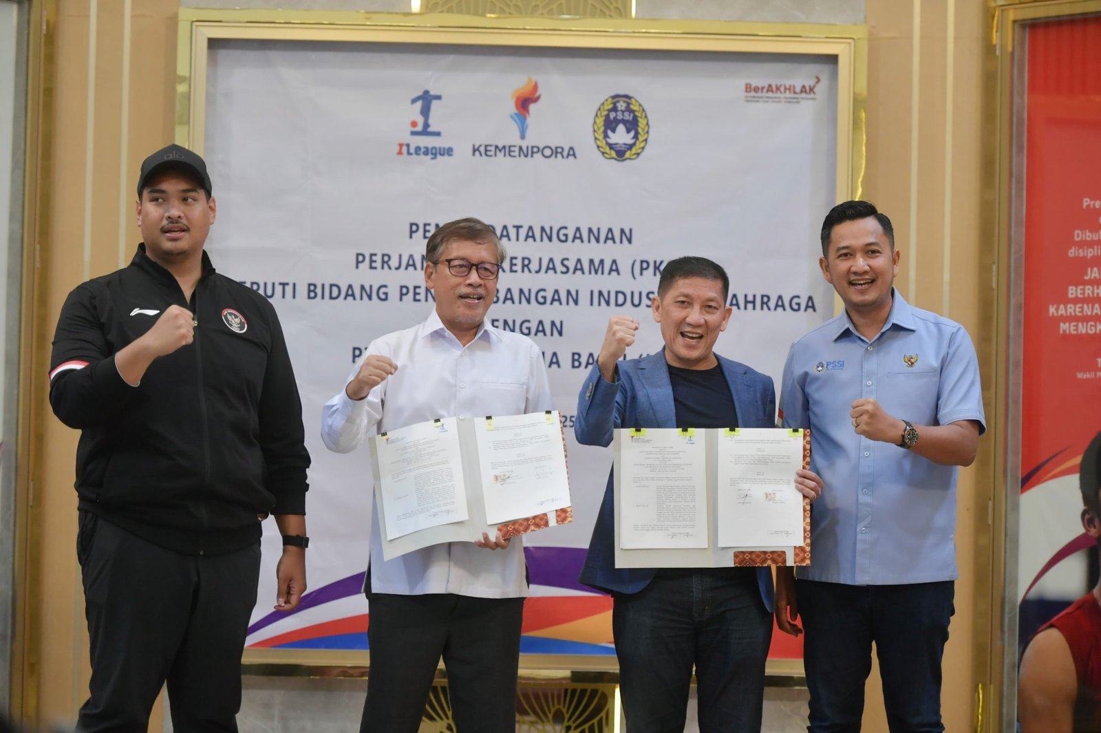 Kementerian Pemuda dan Olahraga (Kemenpora) resmi menandatangani Perjanjian Kerja Sama (PKS) dengan PT Liga Indonesia Baru (LIB) dalam upaya strategis untuk memperkuat pembinaan suporter di liga sepak bola profesional Indonesia pada Senin (28/7). Foto: Dok.Kemenpora